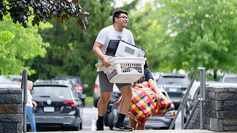 在2023年欢迎周期间入住的学生. 图片来源:Nelson Echeverria/Marist College.