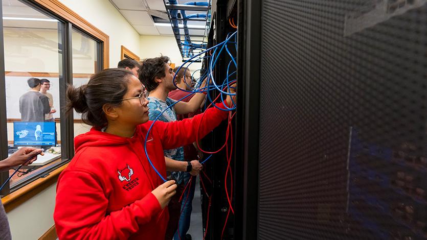 汉考克中心网络实验室中计算机科学与数学学院的学生图像.